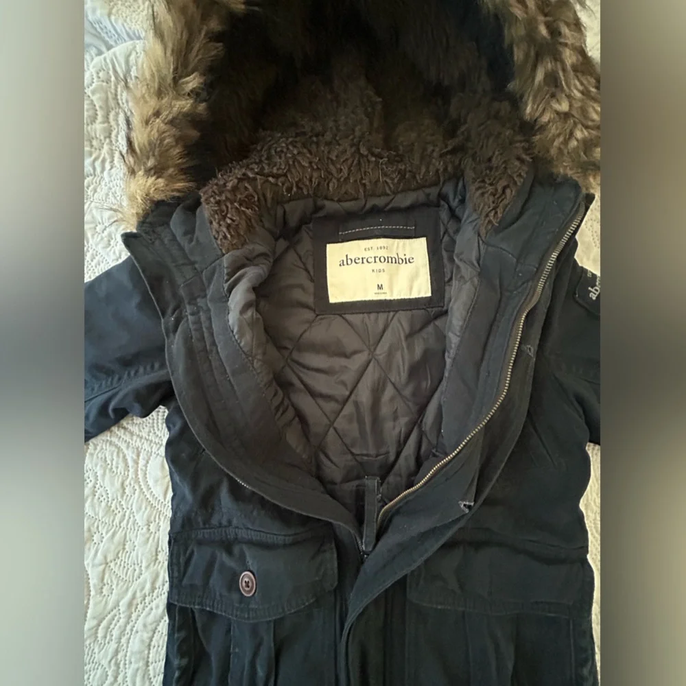 Abercrombie Kids navy military style coat with pockets/fur trim hood Medium 8/10